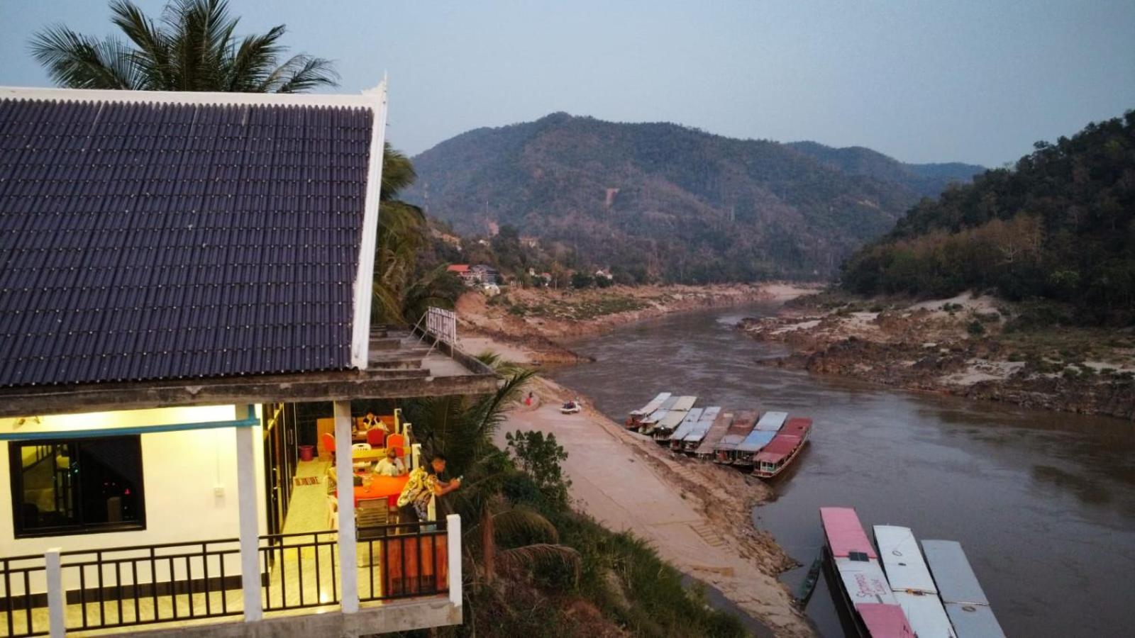 Inn Riverside Hostel Pb MuangMuangpakbeng Kültér fotó